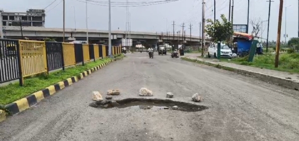 રોડ માં ખાંડા પડીયા