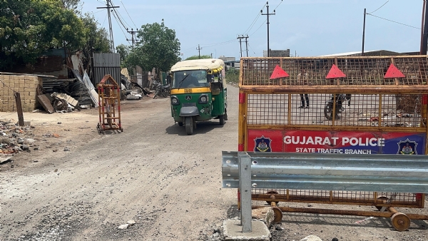 માછીમારોને વિરોધ બાદ લકડી બંદરનો પુલ ફરી શરૂ કરાયો.