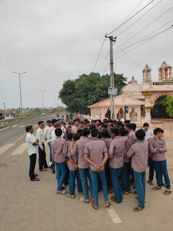 ટ્રાફિક પોલીસ દ્વારા વિદ્યાર્થીઓને ટ્રાફિક નિયમન અંગે માર્ગદર્શન અપાયું.