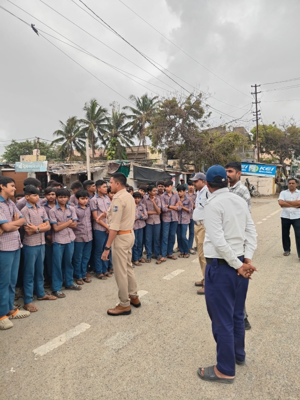 ટ્રાફિક પોલીસ દ્વારા વિદ્યાર્થીઓને ટ્રાફિક નિયમન અંગે માર્ગદર્શન અપાયું.
