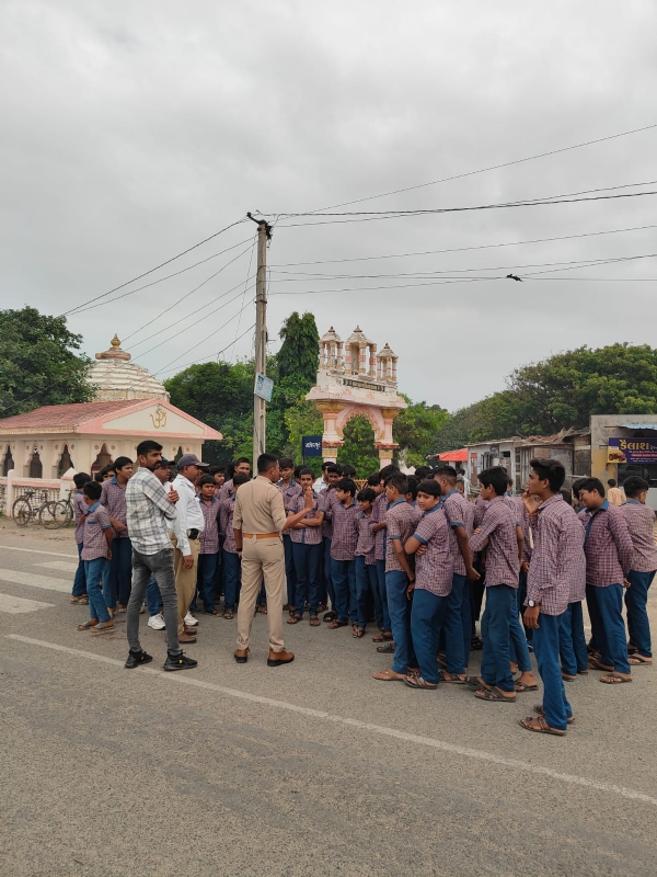 ટ્રાફિક પોલીસ દ્વારા વિદ્યાર્થીઓને ટ્રાફિક નિયમન અંગે માર્ગદર્શન અપાયું.
