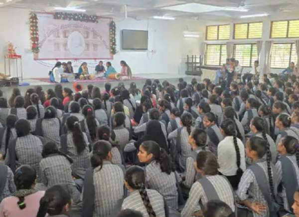 પાટણની  કન્યા વિદ્યાલયમાં લોકસંસ્કૃતિના જતન માટે પરંપરાગત લગ્ન ગીત સ્પર્ધાનું આયોજન કરવામાં આવ્યું