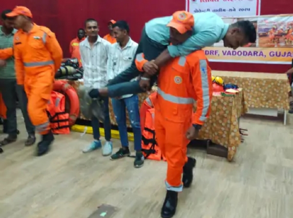 સિદ્ધપુરમાં હોમગાર્ડ અને NDRFના સહયોગથી આપત્તિ વ્યવસ્થાપન તાલીમ કાર્યક્રમ