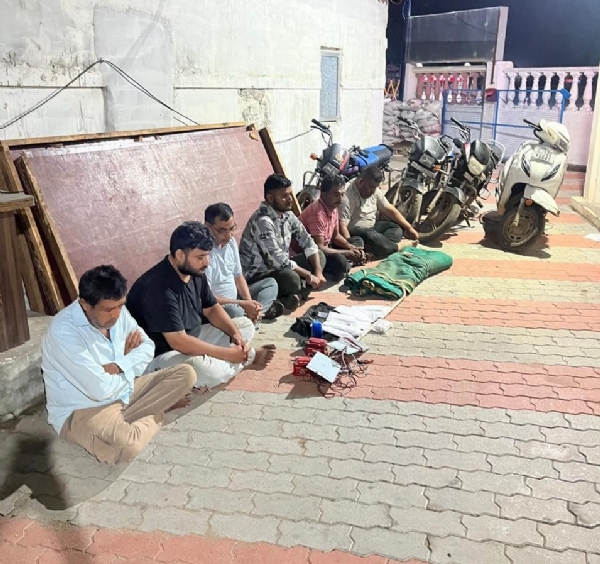 કોડાય પાસેની જુગાર કલબમાંથી પકડાયેલા આરોપીઓ