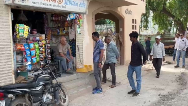 કોંગ્રેસ દ્વારા શહેરના વિવિધ વિસ્તારોની મુલાકાત લીધી.