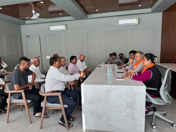 ધારાસભ્ય મોઢવાડીયાએ લોકોના પ્રશ્નો સંભળિયા.
