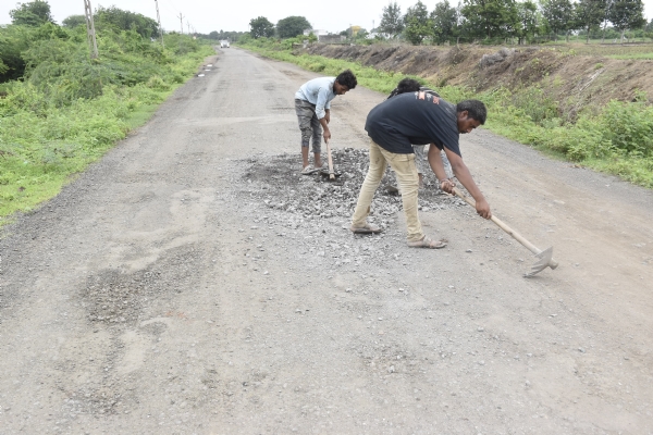 રોડમાં મેટલ પેચ ની કામગીરી પ્રગતિ હેઠળ