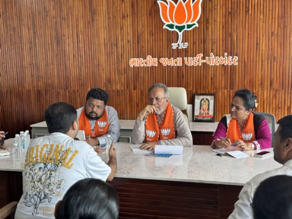 ધારાસભ્ય મોઢવાડીયાએ લોકોના પ્રશ્નો સંભળિયા.
