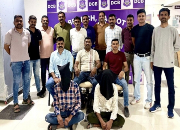 રાજકોટ શહેરના બી ડિવિઝન વિસ્તારમાં થયેલ મર્ડરના ગુનામાં નાસ્તા પર દારૂ પીને ઝડપી પાડતી રાજકોટ શહેર ક્રાઈમ બ્રાન્ચ ની ટીમ