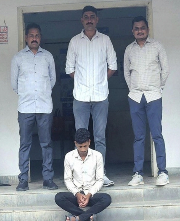 અમરેલી તાલુકા પોલીસ સ્ટેશનના અપહરણ તથા પોક્સોના ગુનામાં નાસતા ફરતા આરોપીને ભોગ બનનાર સાથે મધ્યપ્રદેશના ઇન્દોર ખાતેથી પકડી પાડતી અમરેલી તાલુકા પોલીસ.
