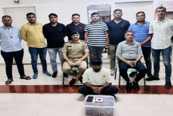 રાજકોટ શહેરના જંકશન વિસ્તારમાંથી ગાંજાના જથ્થા સાથે આરોપીને પકડી પાડતી રાજકોટ શહેર પોલીસની ટીમ