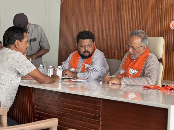 ધારાસભ્ય મોઢવાડીયાએ લોકોના પ્રશ્નો સંભળિયા.