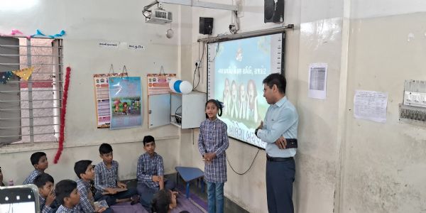 રાજકોટ મ્યુનિસિપલ કમિશનર દ્વારા કોર્પોરેશનની શાળા ની મુલાકાત લેવાઈ