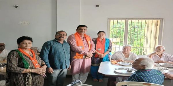 ભાવનગરમાં આવેલું વૃદ્ધાશ્રમ ખાતે ફ્રુટ ની કીટનું વિતરણ કરાયું