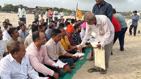 ખારવા સમાજ દ્વારા દરિયા દેવ નું પૂજન કરાયું.