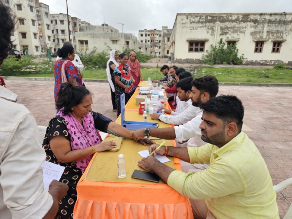 પોરબંદરમાં બોખીરા આવાસ ખાતે સર્વરોગ નિદાન કેમ્પ યોજાયો.