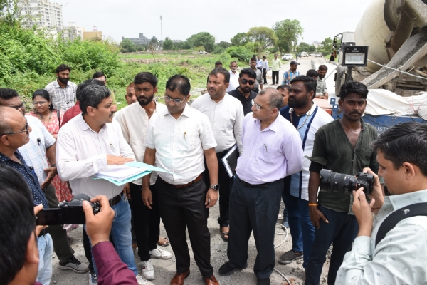 રાજકોટમાં આવેલ  સાંઢીયા પુલની કામગીરીની  મ્યુન્સિપાલ કમિશનરે મુલાકાત લીધી
