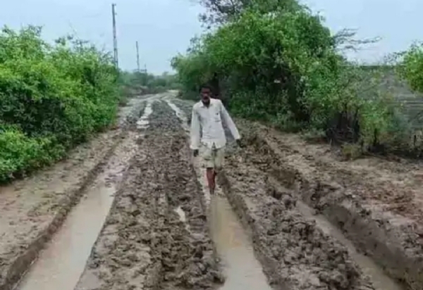 મેમદાવાદથી કોણશેલા રસ્તાની દયનિય હાલત, ગ્રામજનો દ્વારા તાત્કાલિક ઉકેલની માંગ