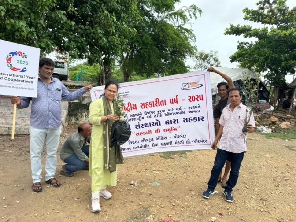 પોરબંદરના ખાડી વિસ્તારમાં આંતરરાષ્ટ્રીય સહકારી વર્ષ – 2025 અંતર્ગત ચેરના રોપાનું વાવેતર.