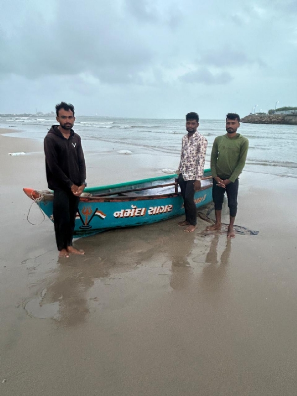 સમુદ્રમાં ગેરકાયદેસર માછીમારી કરી રહેલ માછીમારો સામે ગુન્હો નોંધાયો.