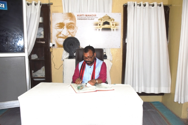 ઉત્તર પ્રદેશ વિધાન પરિષદની સંસદીય અભ્યાસ સમિતિના અધ્યક્ષ  સુરેન્દ્ર ચૌધરી સહિતનાં સભ્યોએ પોરબંદરની મુલાકાત કરી