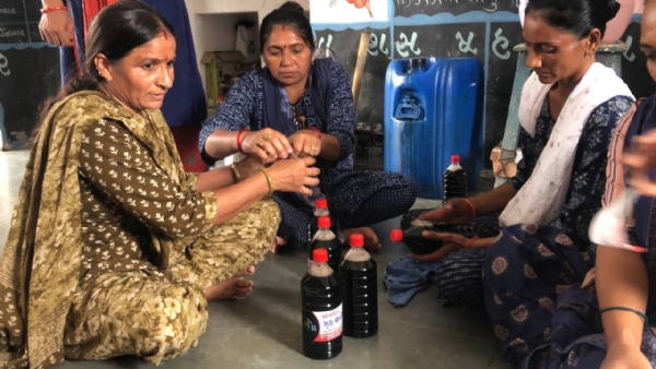 ઘાઘરેટ ગામની બહેનોનો ઉદ્યમ: ઘરથી શરૂ કર્યો ગૃહ ઉદ્યોગ, હવે કમાય છે લાખોની આવક
