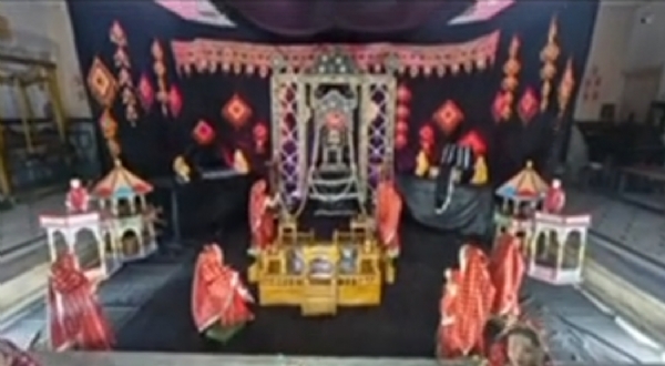 પાટણના દ્વારકાધીશ મંદિરમાં સુકા મેવાનો હિંડોળા શણગાર અર્પણ કરાયો.