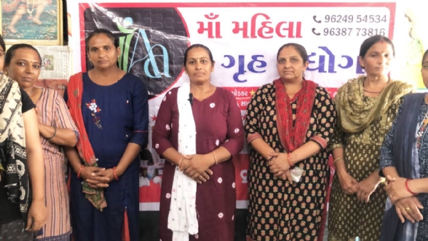 ઘાઘરેટ ગામની બહેનોનો ઉદ્યમ: ઘરથી શરૂ કર્યો ગૃહ ઉદ્યોગ, હવે કમાય છે લાખોની આવક
