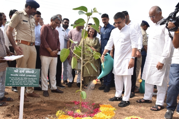 દંતાલી ખાતે વૃક્ષારોપણ કાર્યક્રમ યોજાયો