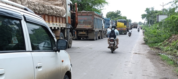 ડહેલી કીમ નદીનું ડાયવર્ઝન રિપેર કરવામાં 2.5 કિમીનો ટ્રાફિક જામ થયો