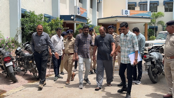 હિરલબા જાડેજાના સાગરીત હિરેન ઓડેદરાનો વરઘોડો કાઢતી પોલીસ.
