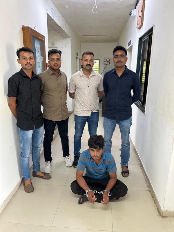 એમ.પી. માં હત્યાની કોશિષના ગુન્હામાં ફરાર આરોપી ઝડપી પાડતી કુતિયાણા પોલીસ.