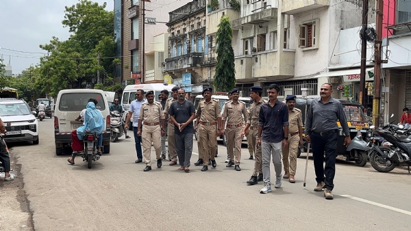 હિરલબા જાડેજાના સાગરીત હિરેન ઓડેદરાનો વરઘોડો કાઢતી પોલીસ.