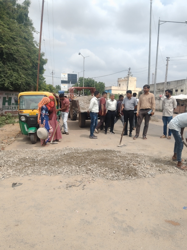 સિદ્ધપુર શહેર માં ચાલતા કામો મુખ્યત્વે રોડ રીસર્ફેસીંગ ના કામોની પ્રાદેશિક કમિશનર ધ્વારા મુલાકાત લેવામાં આવી