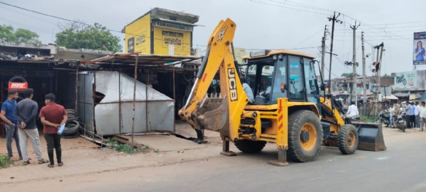 Pressures on Modasa-Megharaj-Undwa road in Megharaj Nagar have been removed, bringing relief to traffic problems.