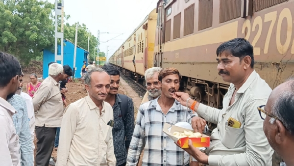 તરસાઈ સ્ટેશન પર બે વધારાની ટ્રેનોના સ્ટોપેજ
