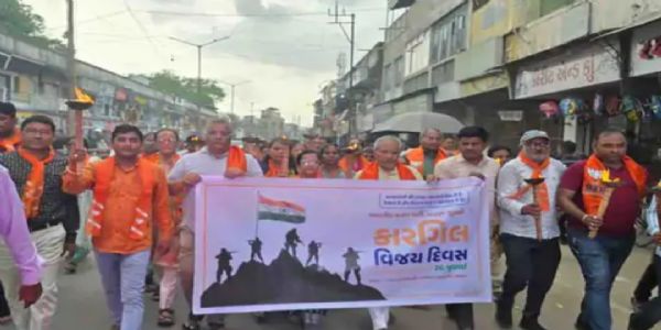 કારગિલ વિજય દિને પાટણમાં મશાલ રેલી દ્વારા વીર શહીદોને શ્રદ્ધાંજલિ