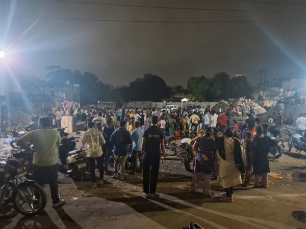લોકો ના ટોળા એકઠા