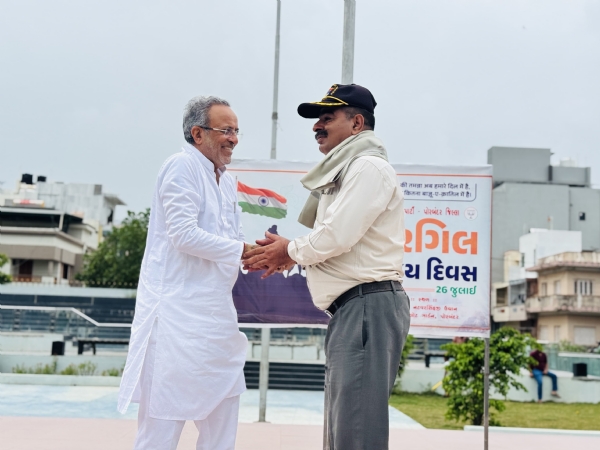 પોરબંદર ભાજપ દ્વારા પૂર્વ સૈનિકોનું સન્માન કરાયું.