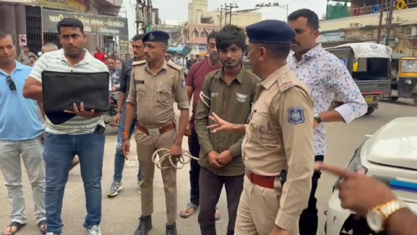 પોરબંદરમાં ગેંગરેપ કરનાર બે શખ્સો જેલ હલાવે: એક પોલીસ રિમાન્ડ પર.