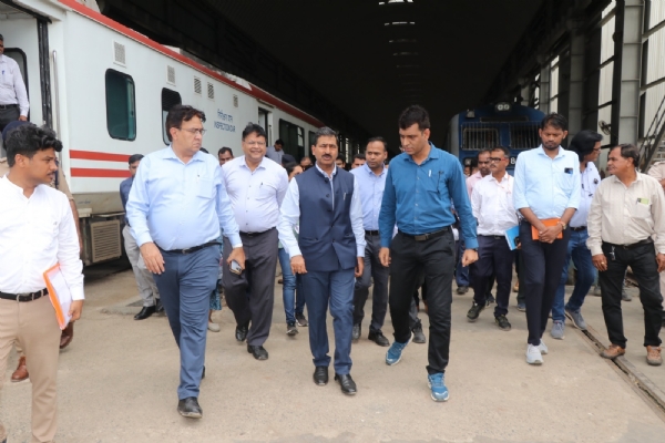 પશ્ચિમ રેલવેના જનરલ મેનેજર દ્વારા મહેસાણા-સાબરમતી સેક્શનનું નિરીક્ષણ કર્યું