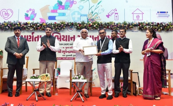 મુખ્યમંત્રી પાસે ગોલ્ડ મેડલ મેળવતા કચ્છના કલેકટર આનંદ પટેલ