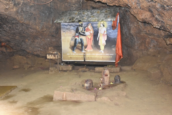 પોરબંદર જિલ્લાનું પ્રવાસીઓ માટેનું રમણીય શ્રદ્ધા સ્થળ એટલે જાંબુવતી ગુફા.