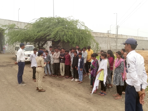 ટ્રાફિક પોલીસ દ્વારા સીમર ગામે વિદ્યાર્થીઓને ટ્રાફિક નિયમન અંગે માર્ગદર્શન અપાયું.