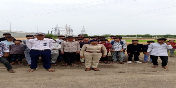 ટ્રાફિક પોલીસ દ્વારા સીમર ગામે વિદ્યાર્થીઓને ટ્રાફિક નિયમન અંગે માર્ગદર્શન અપાયું