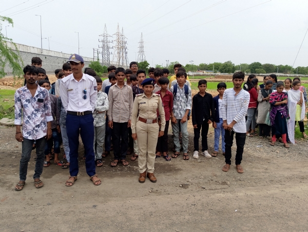 ટ્રાફિક પોલીસ દ્વારા સીમર ગામે વિદ્યાર્થીઓને ટ્રાફિક નિયમન અંગે માર્ગદર્શન અપાયું.