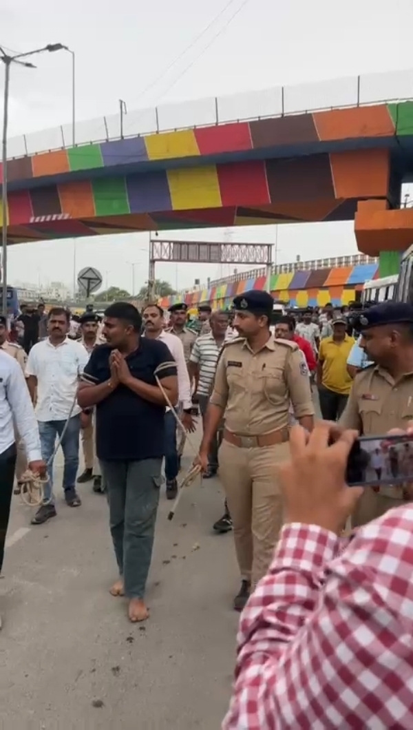 દુષ્કર્મના મુખ્ય આરોપી જયરાજ નું સરઘસ કાઢતી પોરબંદર પોલીસ.