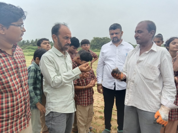 અનુભવગમ્ય શિક્ષણનો અનુભવ લેવા નવાપરા પ્રાથમિક શાળા છાયાના વિદ્યાર્થીઓએ ખેતરની મુલાકાત લીધી.