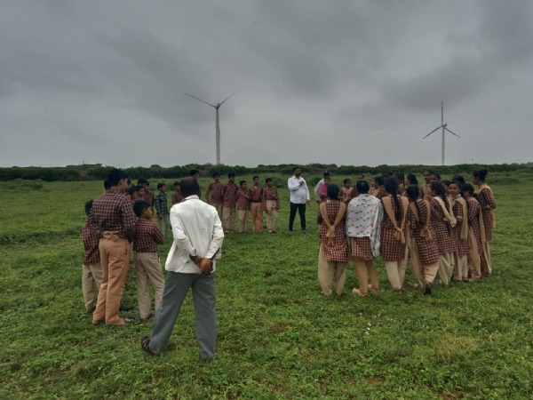 અનુભવગમ્ય શિક્ષણનો અનુભવ લેવા નવાપરા પ્રાથમિક શાળા છાયાના વિદ્યાર્થીઓએ ખેતરની મુલાકાત લીધી.