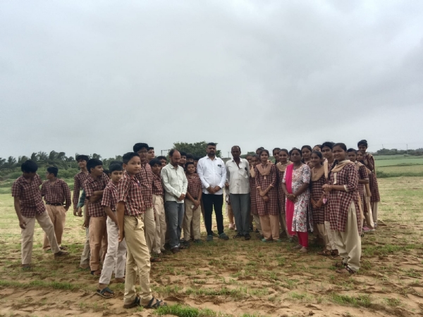 અનુભવગમ્ય શિક્ષણનો અનુભવ લેવા નવાપરા પ્રાથમિક શાળા છાયાના વિદ્યાર્થીઓએ ખેતરની મુલાકાત લીધી.